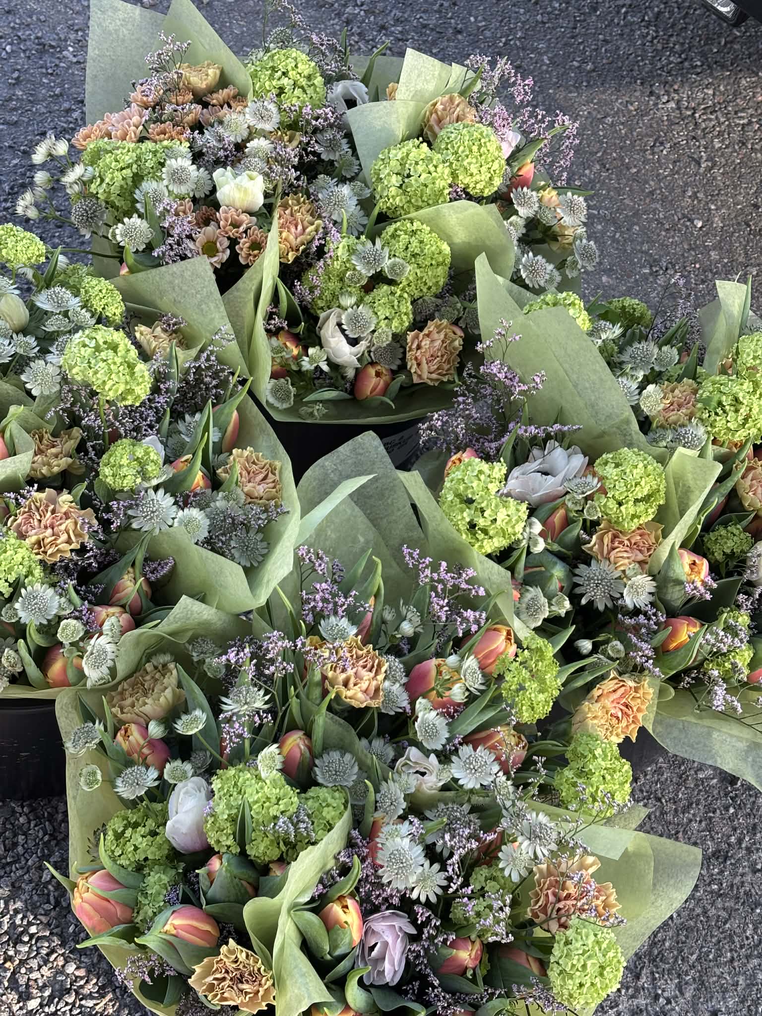 Gröna buketter med scabiosa
