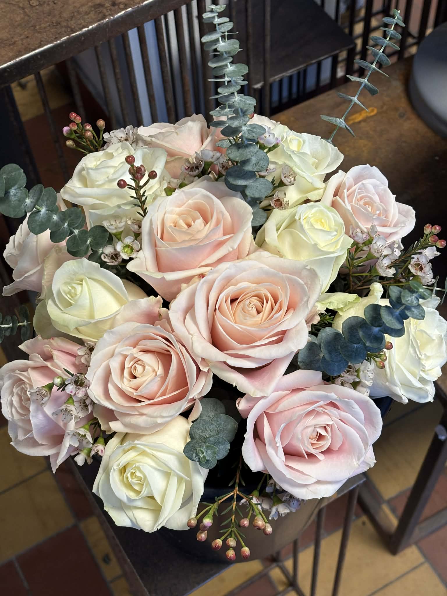 Rosenbukett i rosa toner