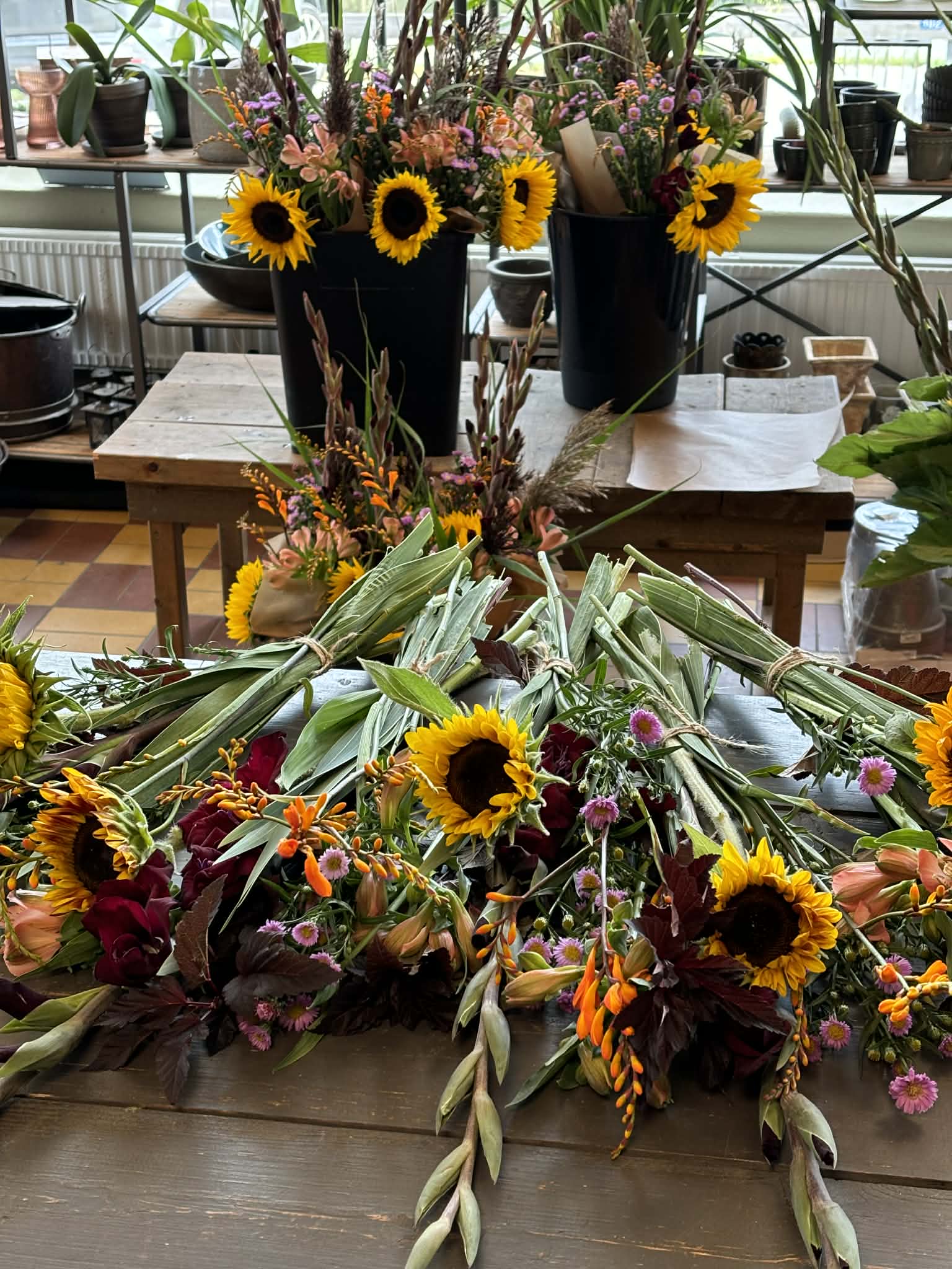 Floristverkstad med solrosor