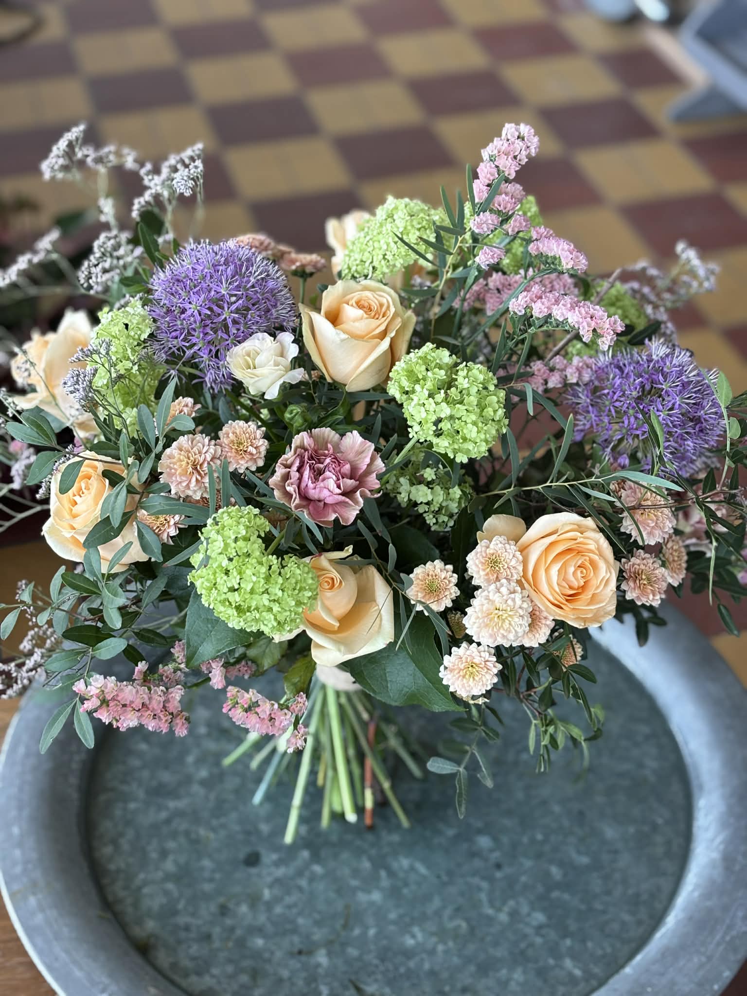 Pastellbukett med rosor och allium