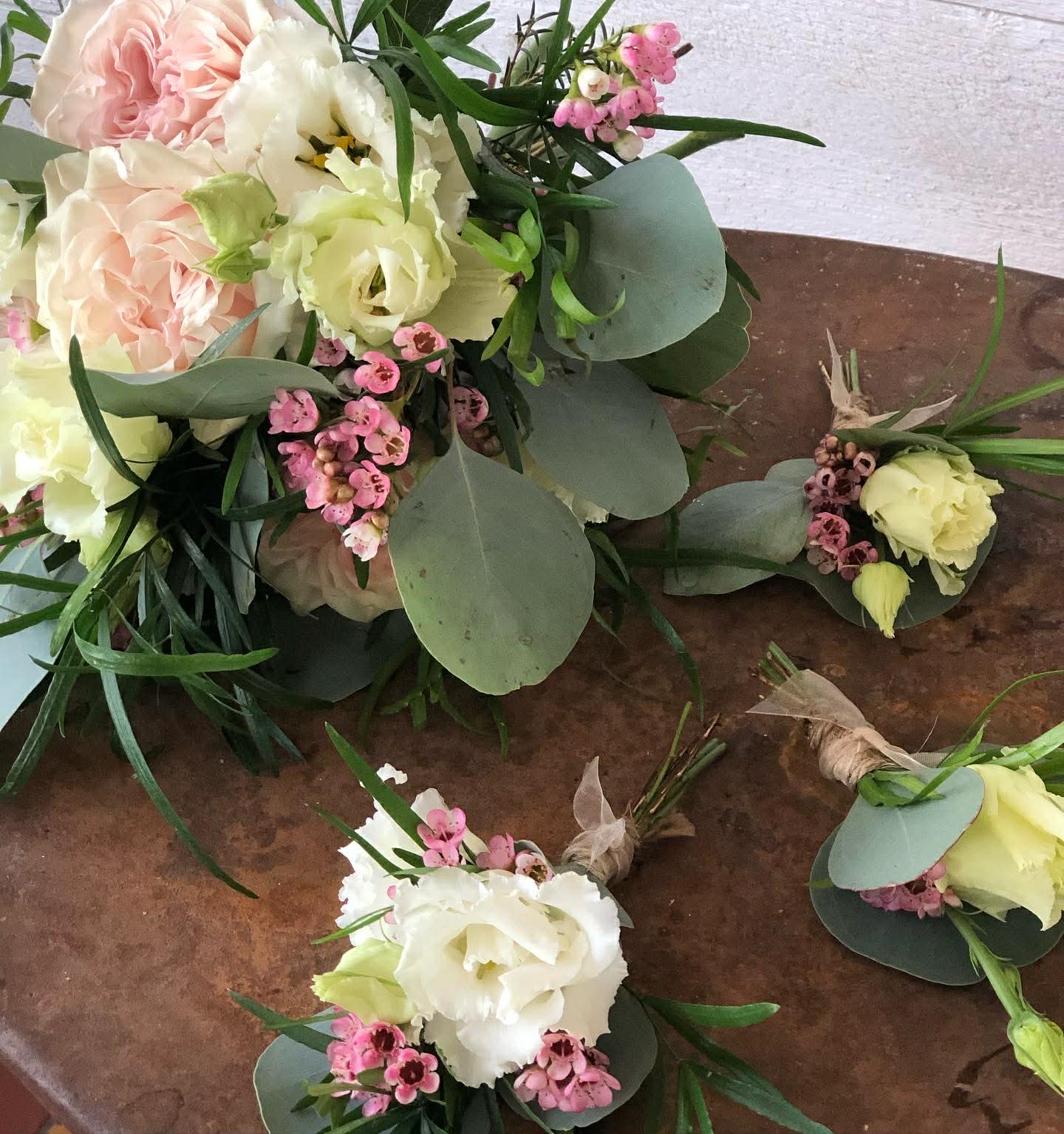 Brudbukett med knapphålsblommor