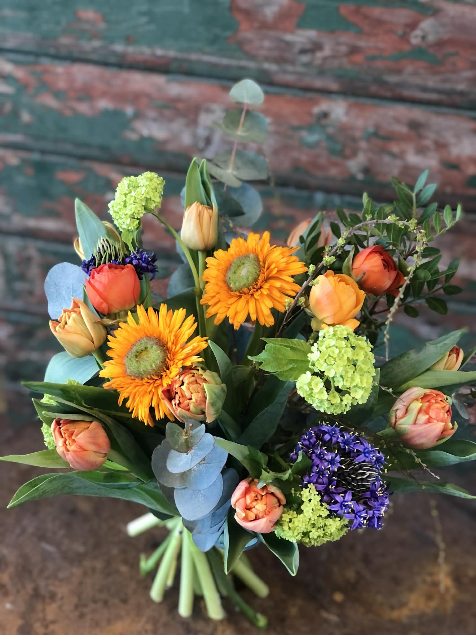 Vårbukett med tulpaner och gerbera